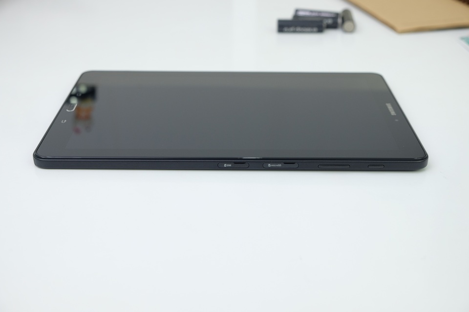 Máy có thiết kế nguyên khối. Cạnh phải là nơi đặt nút nguồn, âm lượng, khe cắm SIM và thẻ nhớ.