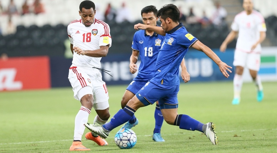 Thua UAE, Thái Lan gần tắt hy vọng tại vòng loại World Cup 2018 - 1 Thái Lan (áo xanh) thất bại trước UAE trên sân đối phương