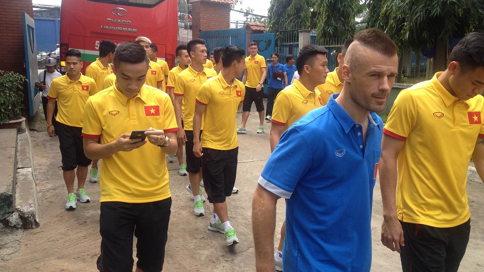 Đội tuyển Việt Nam thăm các trẻ em thiếu may mắn - 3