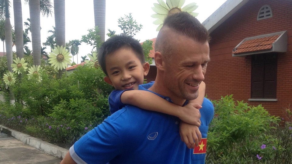 Trợ lý chuyên trách thể lực Martin Forkel hạnh phúc khi cõng em nhỏ trên lưng