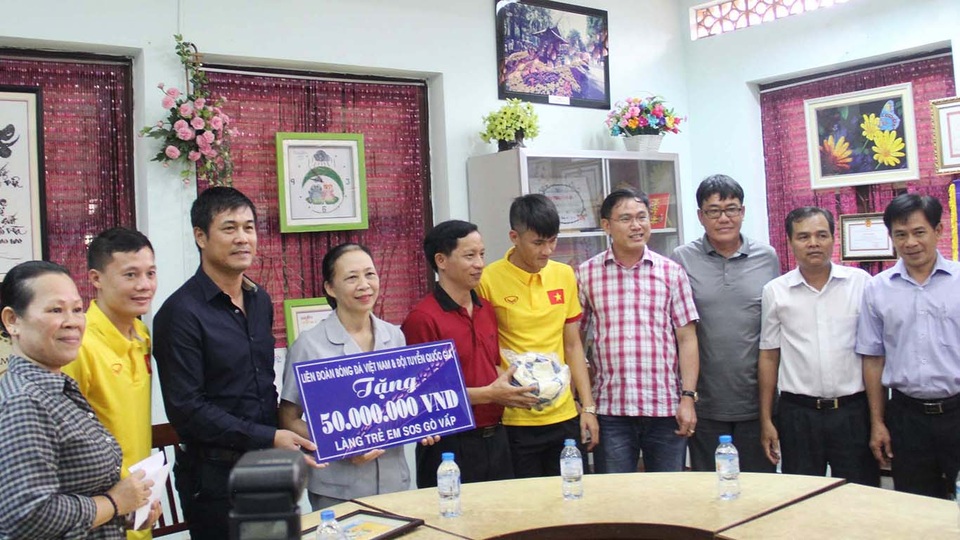 Đội tuyển Việt Nam thăm các trẻ em thiếu may mắn - 4 Tại đây, VFF và đội tuyển tặng cho các em có hoàn cảnh khó khăn số tiền 50 triệu đồng, cùng bóng thi đấu