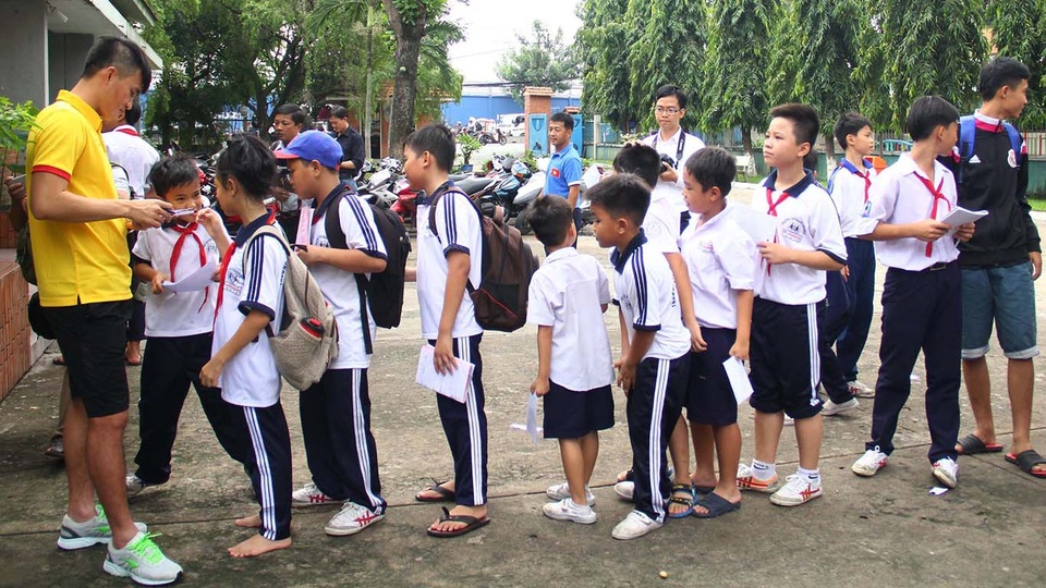 Đội tuyển Việt Nam thăm các trẻ em thiếu may mắn - 6 Các em xếp hàng để được Công Vinh ký lưu niệm