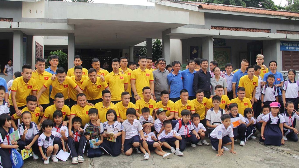 Đội tuyển Việt Nam thăm các trẻ em thiếu may mắn - 1 Đội tuyển Việt Nam thăm làng trẻ em SOS Gò Vấp (TPHCM)