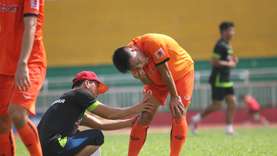 Hậu vệ Đình Hoàng bị đau, khiến HLV Nguyễn Hữu Thắng thoáng lo âu. Trước đó, Đình Hoàng cũng chỉ mới trở lại sau chấn thương
