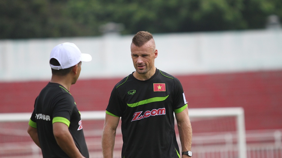 Trợ lý chuyên trách thể lực Martin Forkel thường xuyên trao đổi về tình hình của các cầu thủ