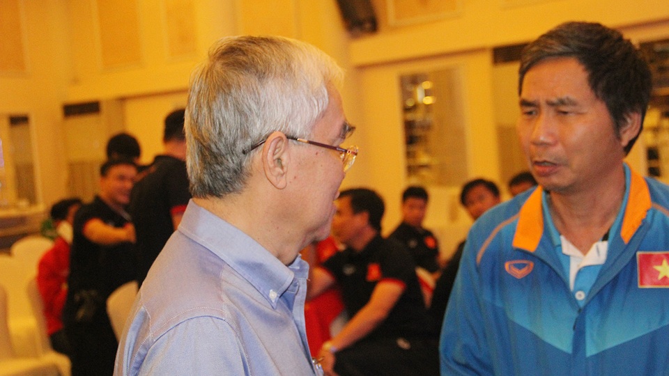 Chủ tịch VFF Lê Hùng Dũng (trái) nghe trưởng đoàn Dương Nghiệp Khôi báo cáo vể đội tuyển U19 Việt Nam (ảnh: Trọng Vũ)