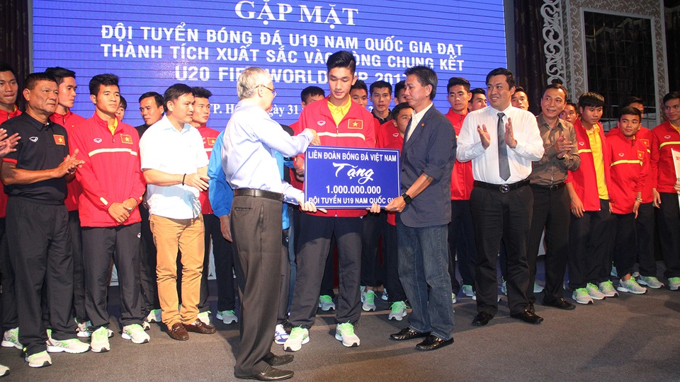 Chủ tịch VFF Lê Hùng Dũng trao 1 tỷ đồng tiền thưởng của VFF cho đội tuyển U19 Việt Nam (ảnh: Trọng Vũ)