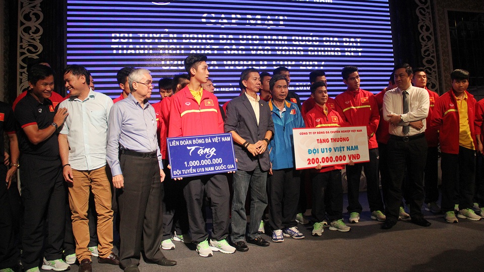 Cho đến nay, đội bóng của HLV Hoàng Anh Tuấn đã được hứa thưởng 2,3 tỷ đồng (ảnh: Trọng Vũ)