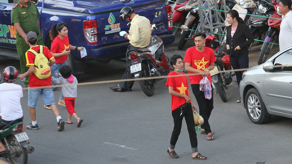 Bóng dáng các CĐV trong trang phục ủng hộ đội tuyển