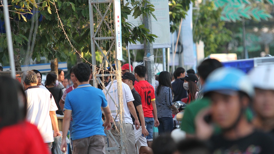 Có cảm giác như mọi ngả đường trong thành phố đều đổ về sân Cần Thơ trong chiều 12/11