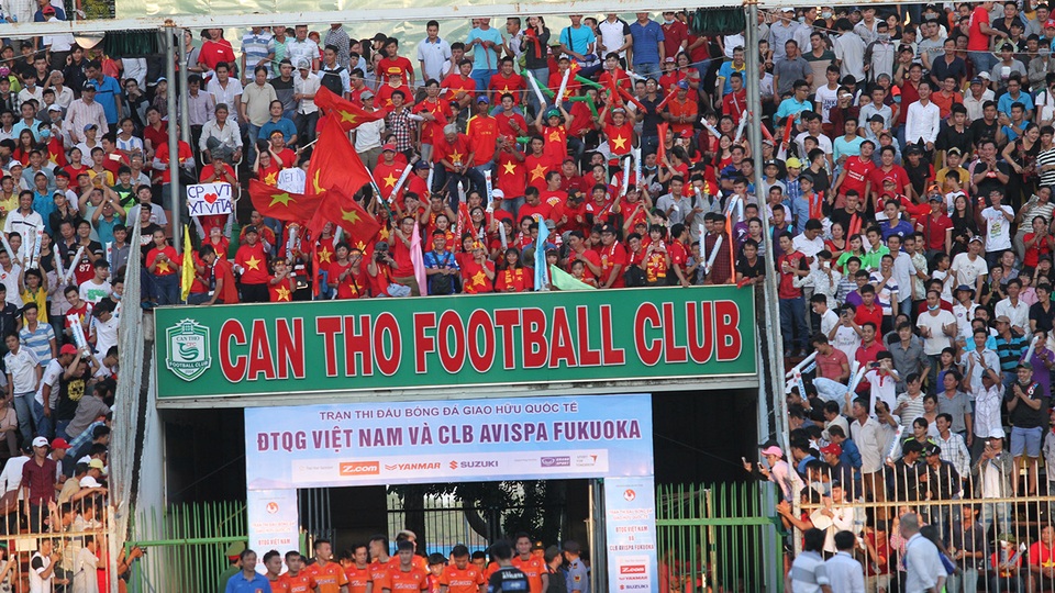 Người dân đất Tây Đô thật sự phấn khích khi đoàn quân của HLV Nguyễn Hữu Thắng xuất hiện bên trong đường hầm sân Cần Thơ