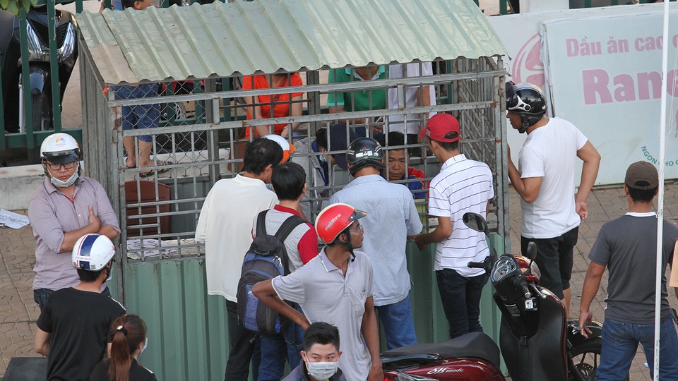 Các quầy bán vé chính thức vẫn hoạt động