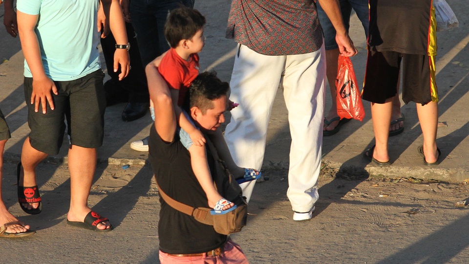 Cha con cùng điệu nhau đến sân