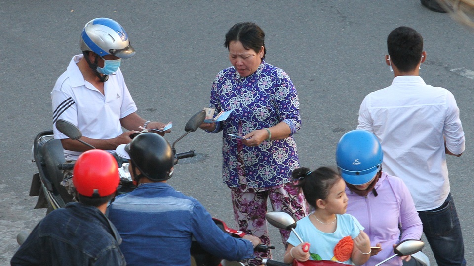 Vé chợ đen được chào bán ngay trên đường phố, trước cổng sân