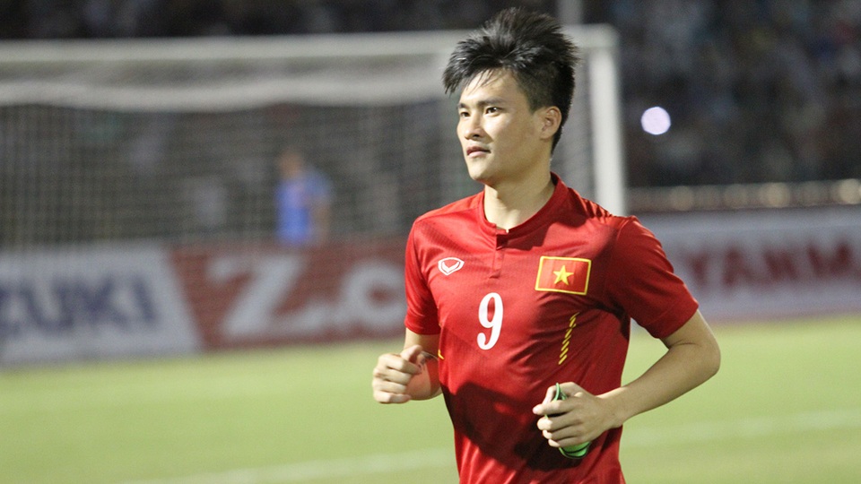 Phía sau lưng Công Vinh là khoảng trống mênh mông nơi hàng tiền đạo (ảnh: Trọng Vũ)