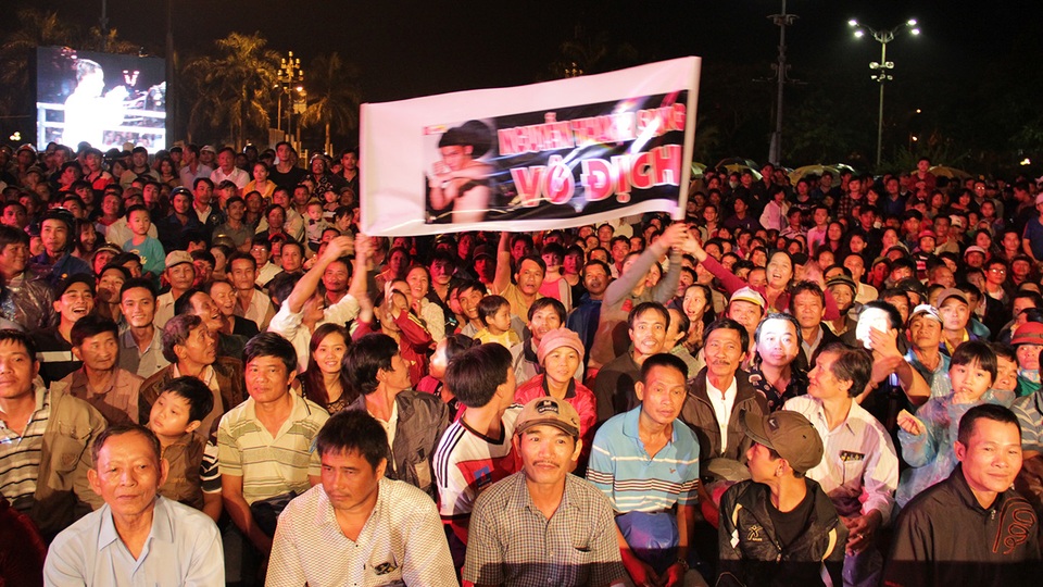 Đông đảo người hâm mộ thưởng thức các trận đấu của Đấu trường thép