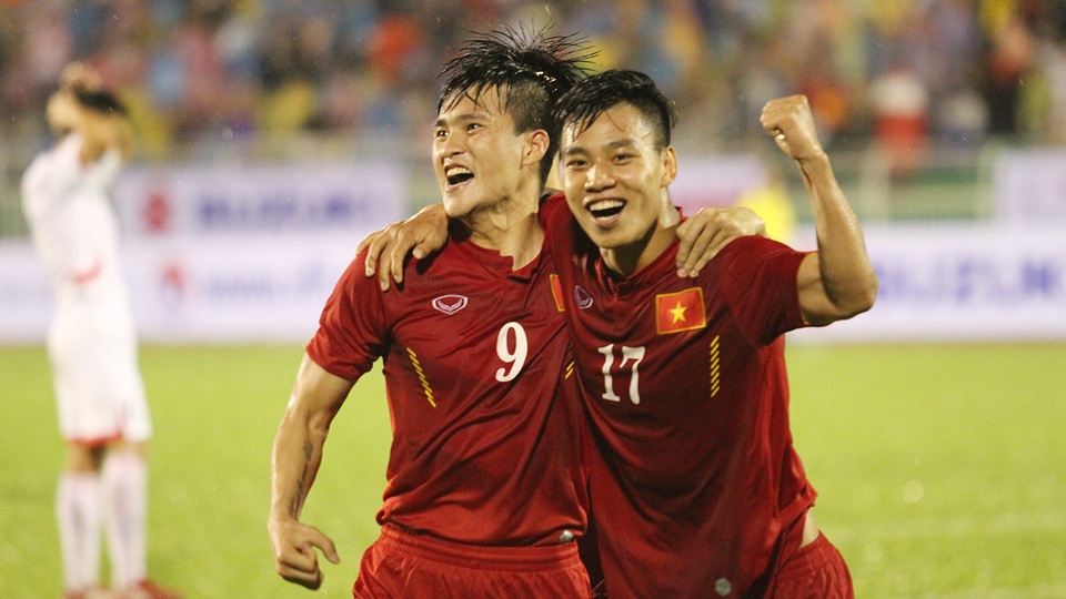 Công Vinh (9) vẫn là điểm tựa cho các đồng đội trẻ, dù đã 32 tuổi (ảnh: Trọng Vũ)