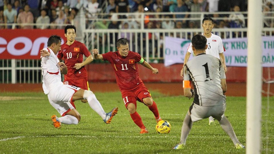 Thành Lương (11) vẫn đều đặn toả sáng, dù được đặt ở các vai trò khác nhau (ảnh: Trọng Vũ)