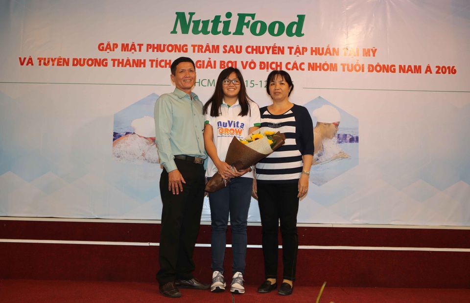 NutiFood thưởng 2000 USD cho cô trò Phương Trâm sau giải vô địch nhóm tuổi Đông Nam Á - 4 NutiFood thưởng 2000 USD cho cô trò Phương Trâm sau giải vô địch nhóm tuổi Đông Nam Á - 4