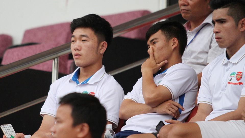 Còn đây là cầu thủ có thể sẽ gây sốt nhất giải: Lương Xuân Trường (bìa trái), người vừa trở về từ AFF Cup