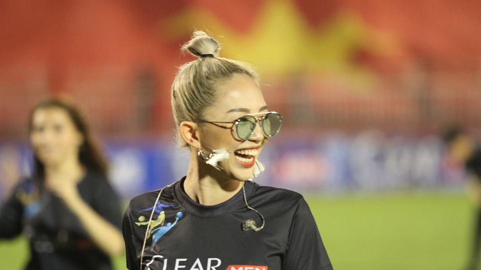 Ngày khai mạc giải sôi động với sự xuất hiện của cô ca sĩ đang lên Tóc Tiên