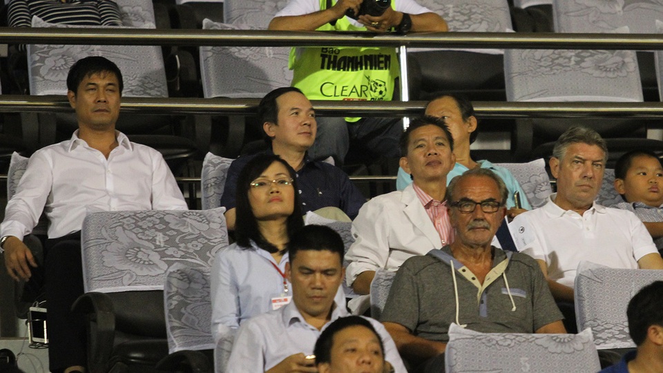 Theo dõi họ từ khán đài là HLV đội tuyển Việt Nam Nguyễn Hữu Thắng, HLV đội tuyển U20 Việt Nam Hoàng Anh Tuấn, GĐKT VFF Jurgen Gede và cả HLV đội tuyển Myanmar Gerd Zeise