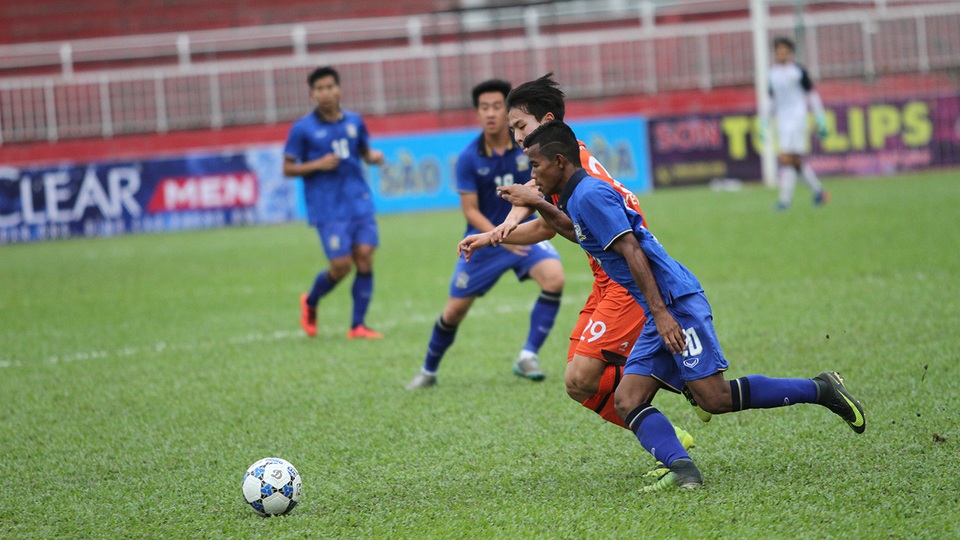 U21 Thái Lan (áo xanh) thắng đậm Gangwon 6-2 (ảnh: Trọng Vũ)