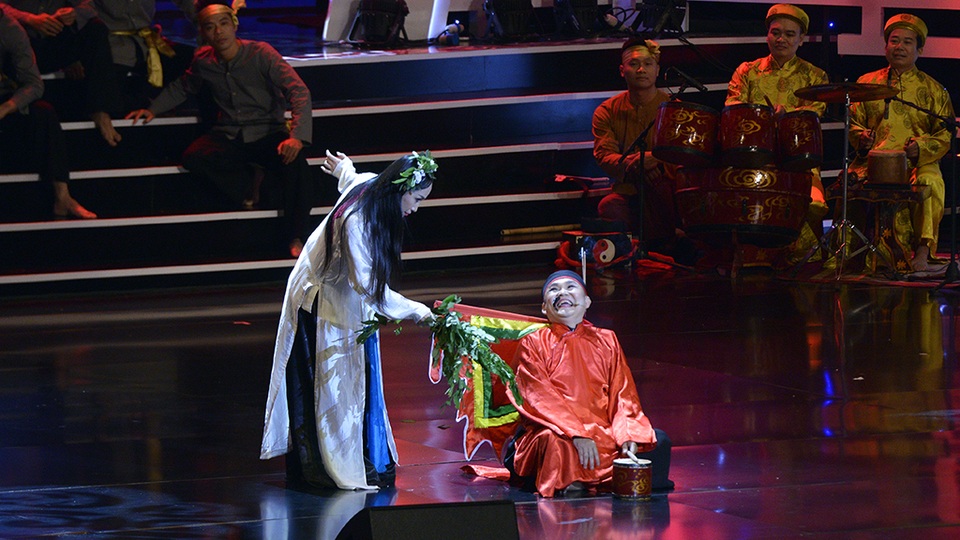 NSƯT Xuân Hinh mở màn liveshow hề chèo tối 5/10 với vai phù thủy trong trích đoạn Xúy Vân giả dại. Hát bài Bà chúa con cua với giọng chèo ám ảnh, động tác múa điêu luyện, Xuân Hinh khiến khán giả gợi nhớ đến một Xuân Hinh thời đầu thập niên 90. Khi đó là một Xuân Hinh của hề chèo chứ chưa là vua hài đất Bắc như hiện nay.