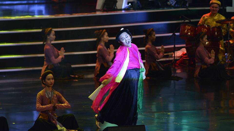 Một Xuân Hinh lả lơi, ong bướm trong trích đoạn Thị Mầu lên chùa. Không cần hóa trang cầu kỳ khuôn mặt, anh vẫn khiến khán giả nhìn là nhận ra ngay một hình ảnh Thị Mầu.