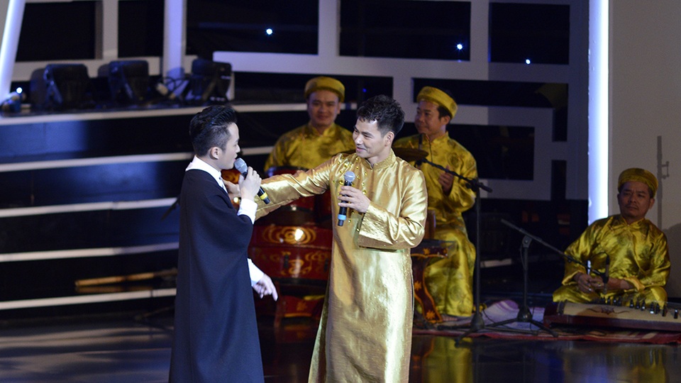 Màn trò chuyện thú vị của Tùng Dương và MC Xuân Bắc trên sân khấu.