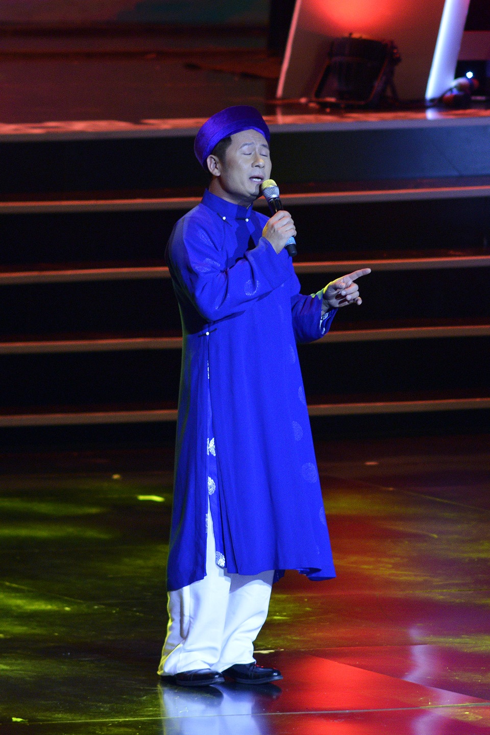 Bằng Kiều diễn hài duyên không thua kém... Xuân Hinh - 1