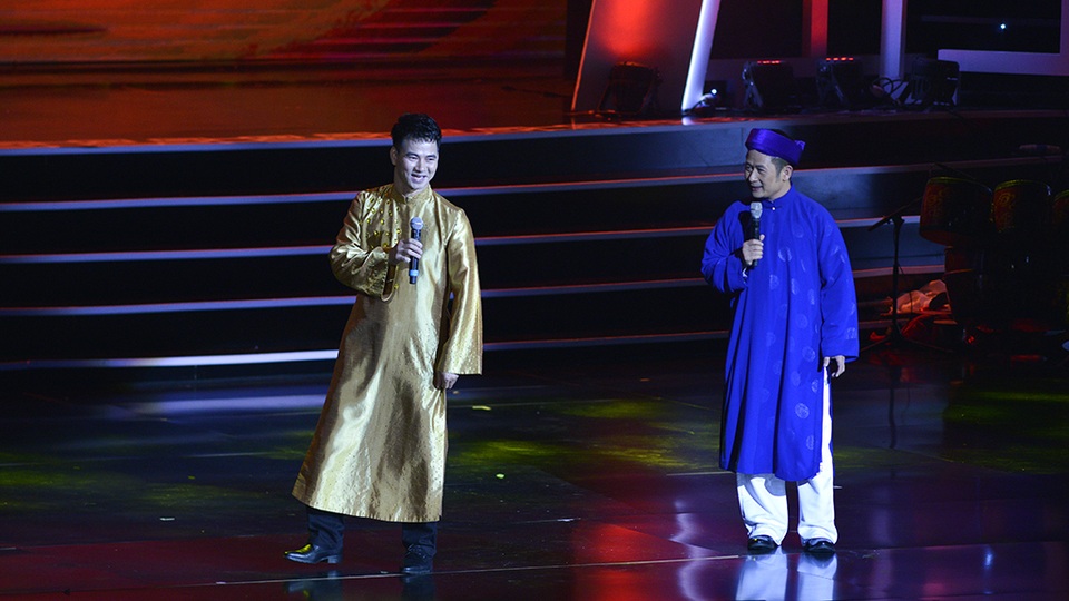 Bằng Kiều với tạo hình bắt chước Xuân Hinh, tung hứng với Xuân Bắc trên sân khấu.