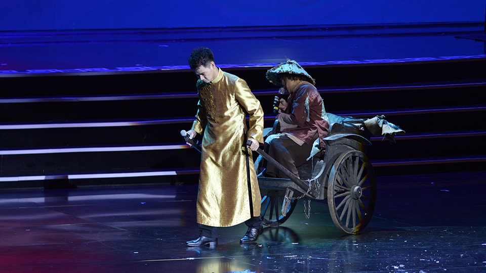 
Màn Xuân Bắc kéo xe cho phu xe Xuân Hinh là nốt nhạc trầm đầy xúc động. Đạo diễn có ý khi để người dẫn chương trình trở thành nhân vật trong tiểu phẩm. Dù màn đối đáp phần đầu chương trình của Xuân Bắc và Xuân Hinh còn hơi bị gồng nhưng về sau thì đã khớp và ăn ý hơn. Xuân Bắc đã cố gắng tròn vai người dẫn chuyện, dù trước đó anh nói không tránh khỏi cảm giác áp lực.
