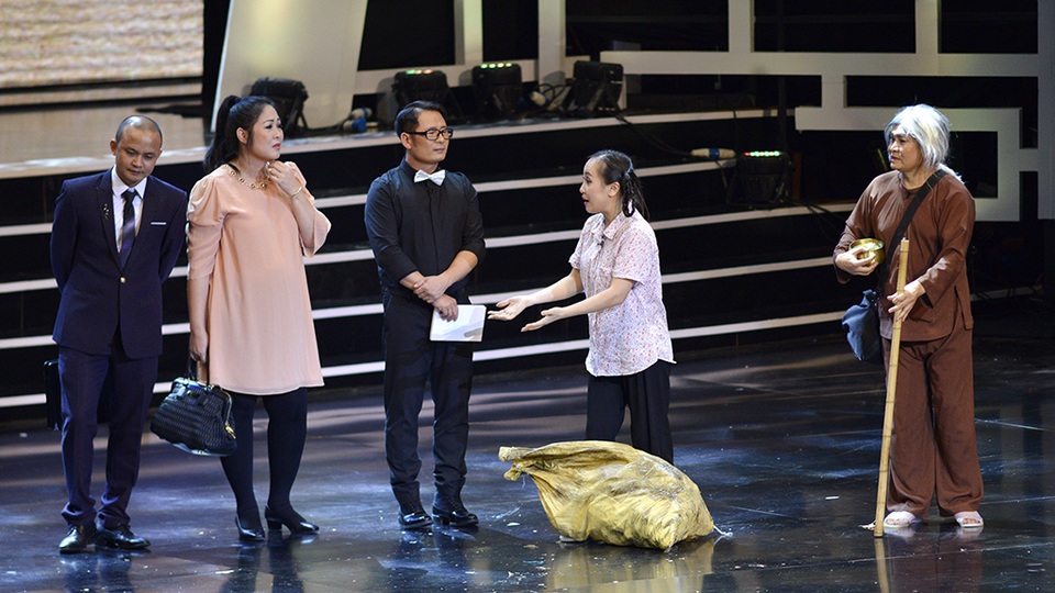 Bằng Kiều diễn hài duyên không thua kém... Xuân Hinh - 11