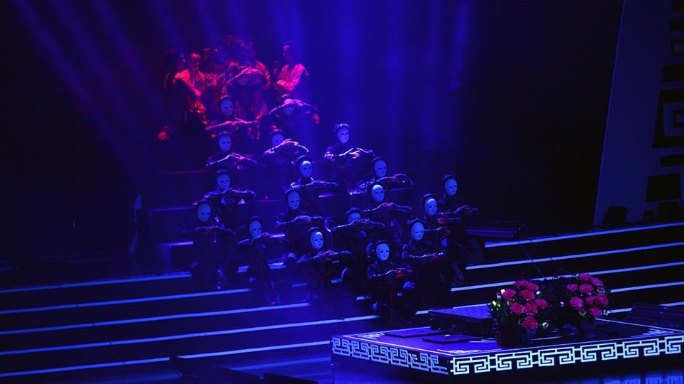 Tiết mục Giá cô Sáu của Xuân Hinh được coi là màn hầu đồng lớn nhất từ trước đến nay. Đại cảnh hoành tráng, sự biểu diễn, phục trang ma mị của nghệ sĩ khiến khán giả choáng ngợp. Đây cũng là tiết mục thăng hoa nhất, càng cuối càng say trong lối diễn xuất của Xuân Hinh.