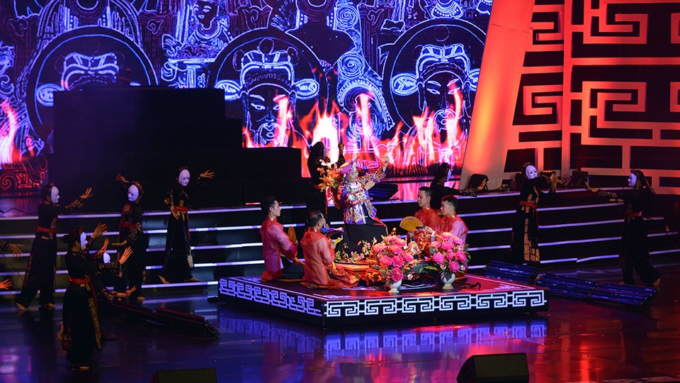 Xuân Hinh múa hầu đồng khiến khán giả choáng ngợp - 10