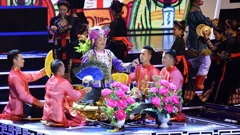 Một số hình ảnh trong màn biểu diễn hầu đồng của Xuân Hinh.