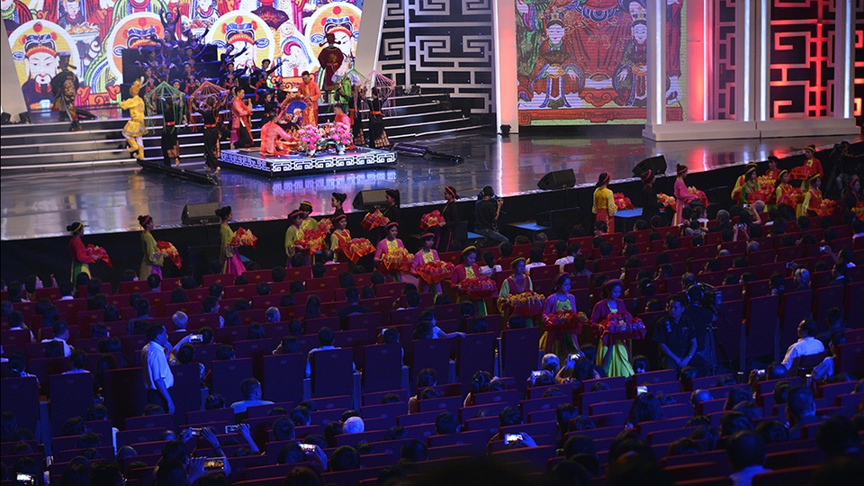 Các nghệ sĩ phát lộc cho khán giả xem chương trình. Có thể nói, hơn 3 tiếng đồng hồ Xuân Hinh đã thể hiện hết tài năng của mình qua các màn biểu diễn đa dạng từ hề chèo, hài, xẩm, hầu đồng... Dù còn một vài nhược điểm về một liveshow với kịch bản hơi dàn trải, sự tương tác giữa nghệ sĩ và khán giả chưa hiệu quả vì sân khấu và không gian quá rộng lớn nhưng cho đến thời điểm này, đây vẫn là liveshow hiếm hoi của nghệ sĩ hài phía Bắc. Vẫn là một liveshow đáng để thưởng lãm...