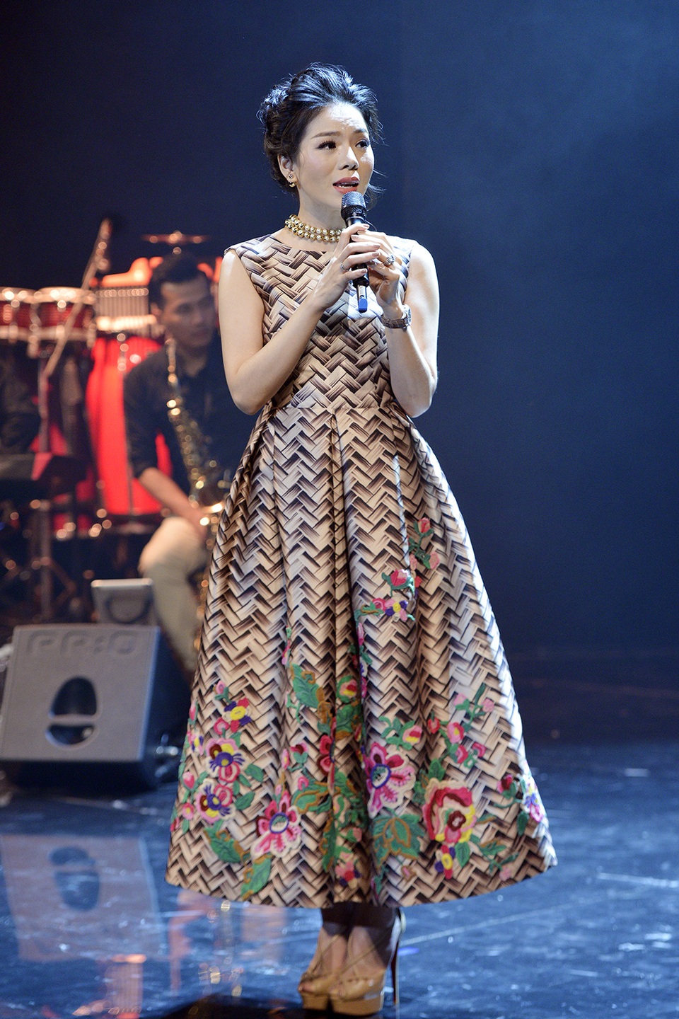 Xuất hiện trong bộ váy đẹp lạ trong liveshow Duyên phận diễn ra tối ngày 7/10 tại Hà Nội, ca sĩ Lệ Quyên trình diễn các ca khúc hit gắn liền với tên tuổi của mình. Gần 20 ca khúc, từ nhạc trẻ đến bolero, được Lệ Quyên biểu diễn hết mình...