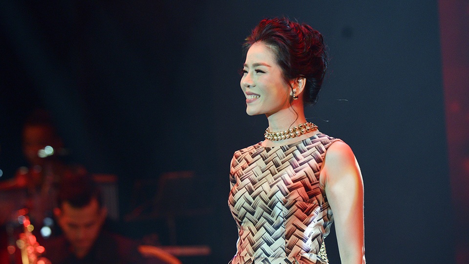 Không chỉ mê hoặc khán giả với chất giọng ngọt ngào, nữ tính và da diết qua những tuyệt phẩm bolero; ca sĩ Lệ Quyên còn lôi cuốn khán giả khi đan xen những tự sự đầy duyên dáng. Nữ ca sĩ cảm thấy thi vị khi liveshow mở màn đúng sắc màu mùa thu. Đan xen những ca khúc, nữ ca sĩ cũng dẫn dắt những chia sẻ về vẻ đẹp thiếu nữ Hà Nội, đôi giày cao gót không thể thiếu hay hoàn cảnh gia đời các ca khúc...