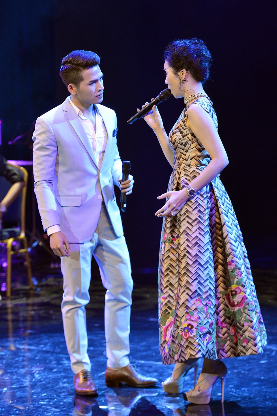 Cũng trong liveshow, Lệ Quyên giới thiệu Quốc Thiên, nam ca sĩ đang được chị nâng đỡ đến với dòng nhạc bolero