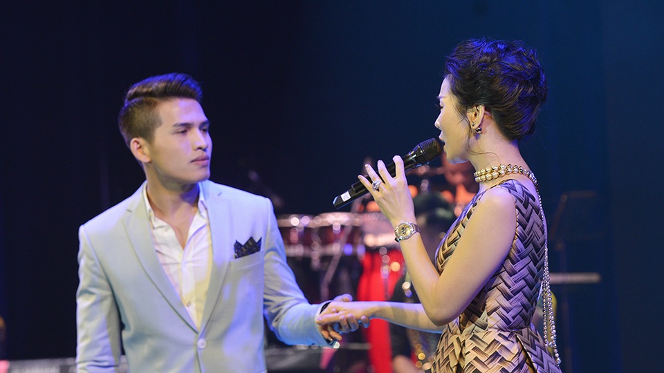 Quốc Thiên và Lệ Quyên có màn song ca vô cùng ngọt ngào và tình tứ với Xin thời gian qua mau.