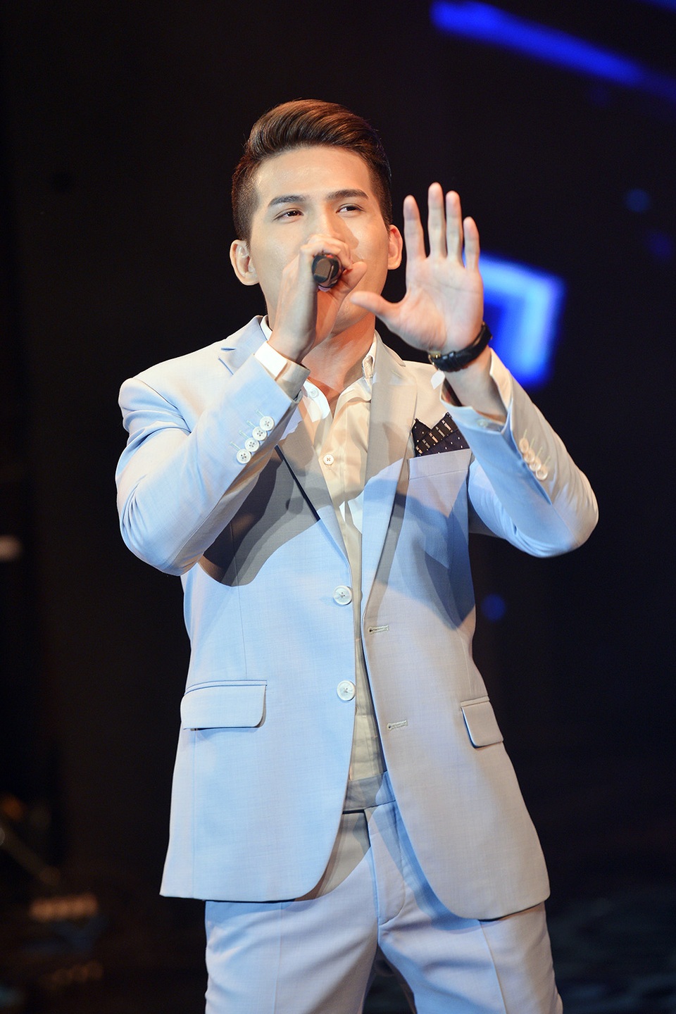 Quốc Thiên thể hiện Mong manh tình về đầy sâu lắng, ngọt ngào.