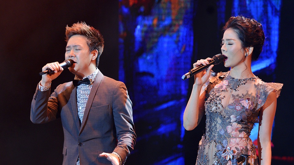 Ngoài Quốc Thiên, Lệ Quyên còn song ca cùng Lê Hiếu ca khúc Con đường màu xanh.