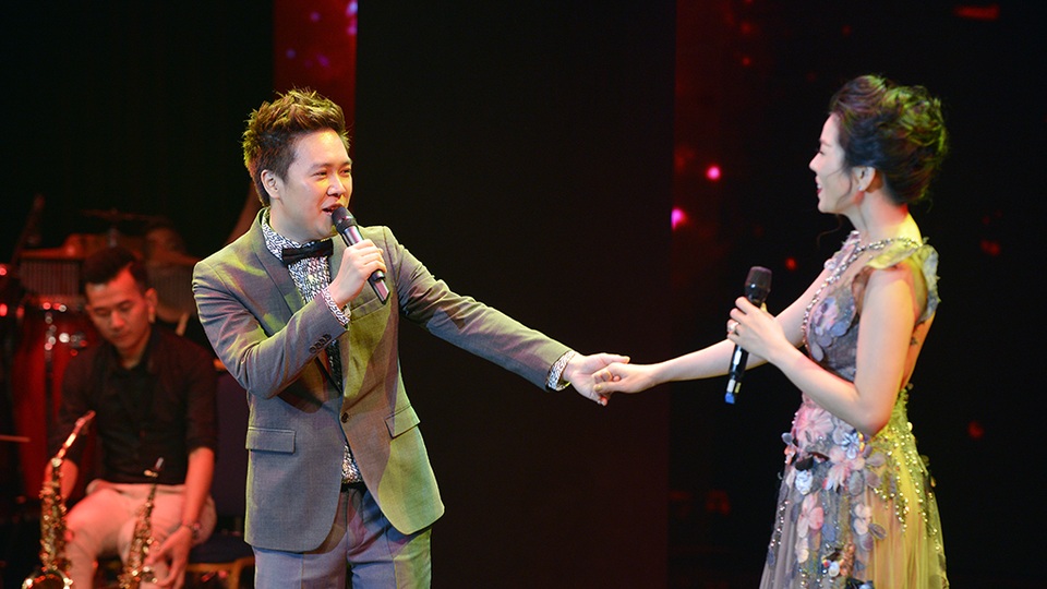 Đêm nhạc Lệ Quyên khép lại với dư âm những tình khúc lãng mạn trong một không gian đầy hoài niệm của mùa thu Hà Nội....