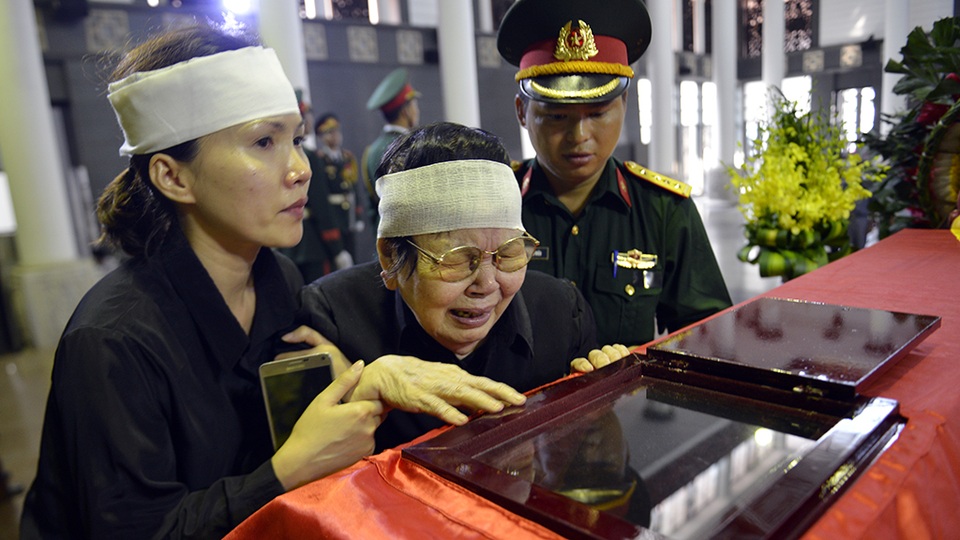 Bà Thúy Nga khóc nghẹn trước linh cữu của người bạn đời.