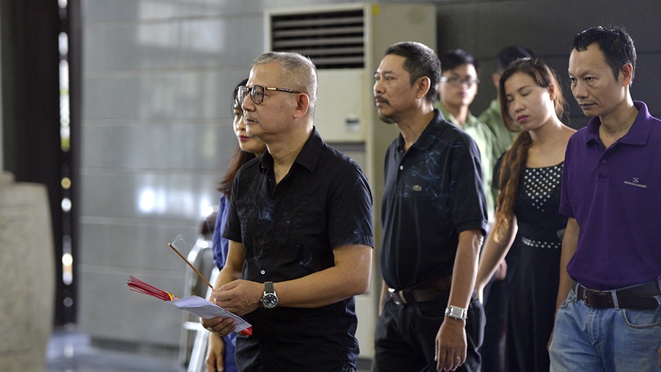 Nhạc sĩ Trọng Đài và nhiều văn nghệ sĩ đến chia buồn cùng gia đình nhạc sĩ Nguyễn Đức Toàn.