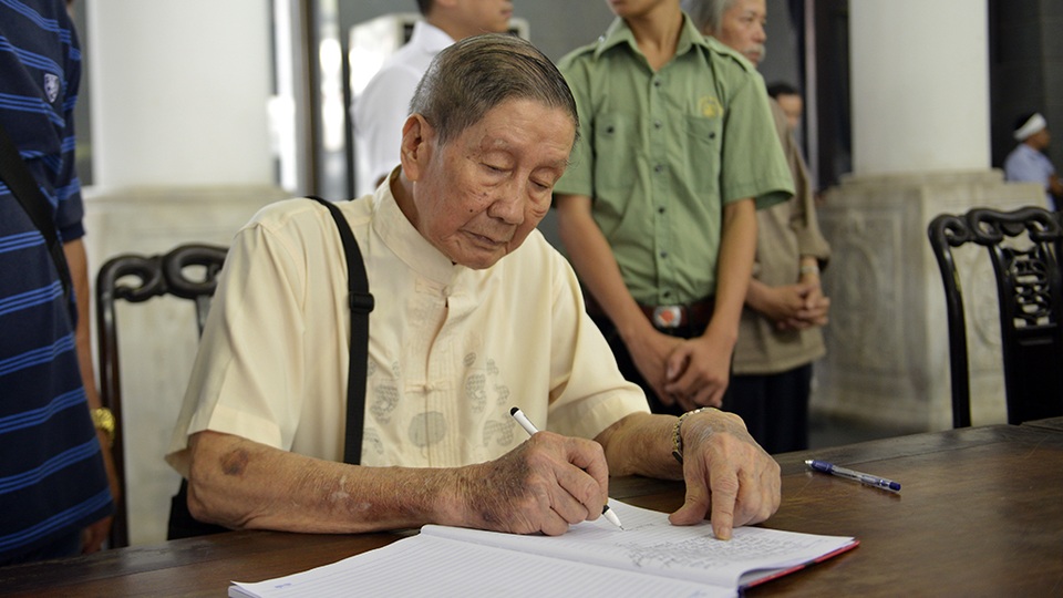 
Nhạc sĩ Phạm Tuyên dù tuổi cao sức yếu cũng gắng gượng đến tiễn đưa người bạn đồng niên, nhạc sĩ Nguyễn Đức Toàn: “Mong bạn Toàn, người bạn cùng tuổi Kỷ Tỵ với tôi yên nghỉ nơi suối vàng. Bạn yên tâm, vì các bài ca bản nhạc bạn để lại cho đời sau sẽ mãi còn ngân vang trong trí nhớ của mỗi người dân Việt chúng ta”.
