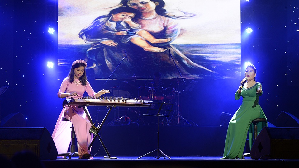 Màn biểu diễn xúc động của ca sĩ Anh Thơ và nghệ sĩ đàn tranh Phương Mai với ca khúc Mẹ yêu con.