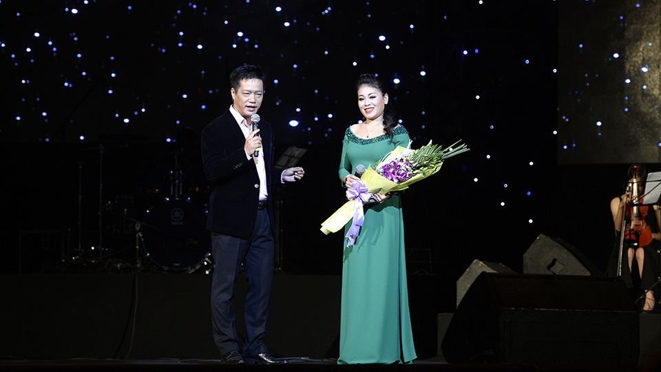 
MC Chiến Thắng: Anh Thơ không chỉ thành công với Xa khơi trên sân khấu cuộc thi Sao Mai, mỗi lần Anh Thơ trình diễn là một lần cô ấy hát với những trải nghiệm khác nhau, với sự nồng nàn khác. Trong liveshow của Anh Thơ trước đây, cô ấy hát và đã khóc trên sân khấu. Một bài hát có số phận của nó nhưng số phận của bài hát đôi khi gắn liền với số phận người hát. Xa khơi của Nguyễn Tài Tuệ với Anh Thơ là một ví dụ...
